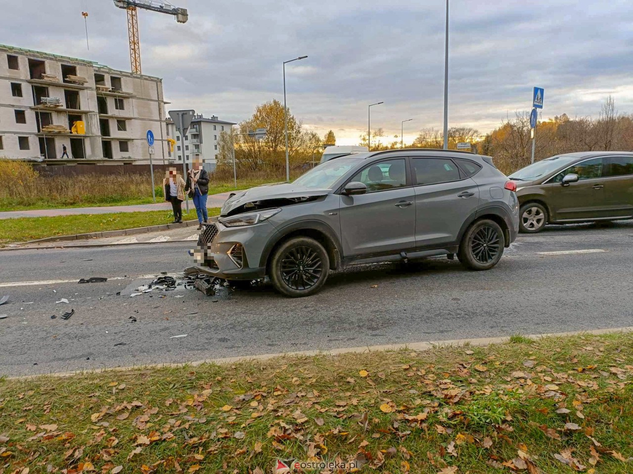 Zderzenie dwóch aut przy al. Jana Pawła II [6.11.2023] - zdjęcie #1 - eOstroleka.pl