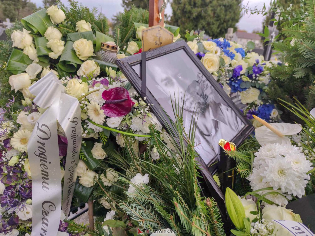 Grób Cezarego Olszewskiego, zwycięzcy Tańca z gwiazdami [6.11.2023] - zdjęcie #4 - eOstroleka.pl