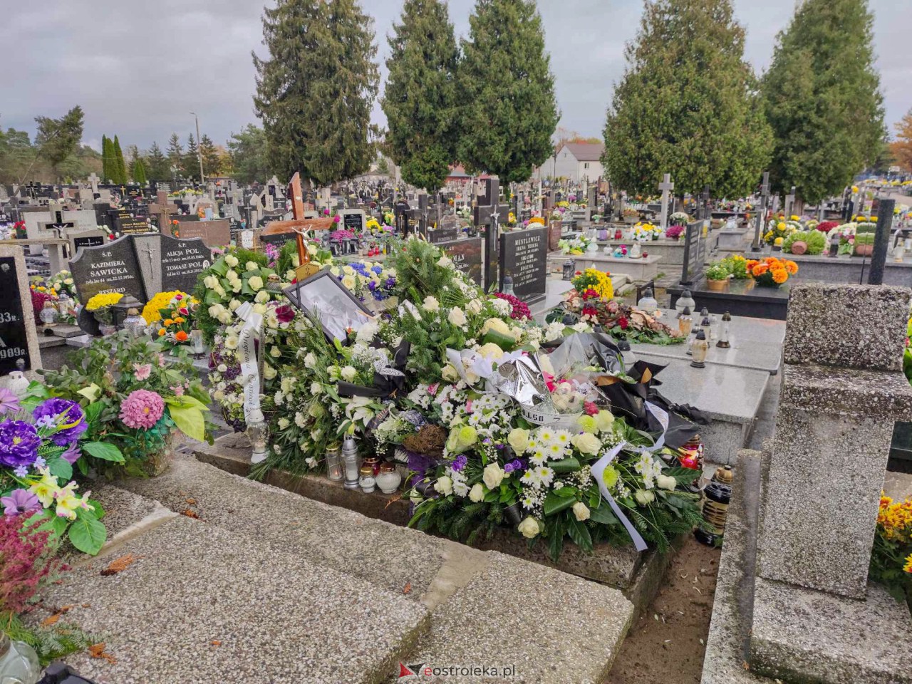 Grób Cezarego Olszewskiego, zwycięzcy Tańca z gwiazdami [6.11.2023] - zdjęcie #5 - eOstroleka.pl