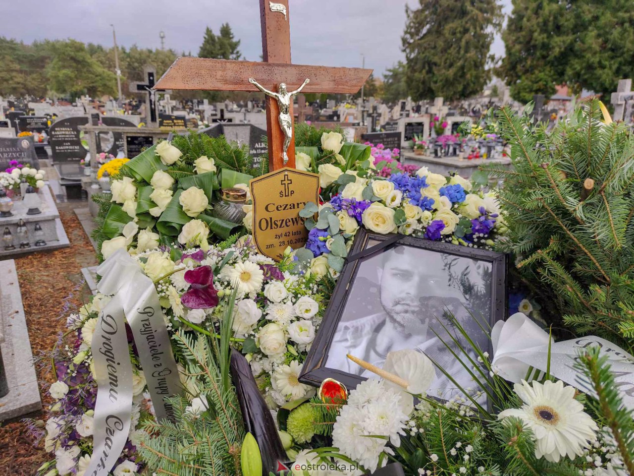 Grób Cezarego Olszewskiego, zwycięzcy Tańca z gwiazdami [6.11.2023] - zdjęcie #8 - eOstroleka.pl