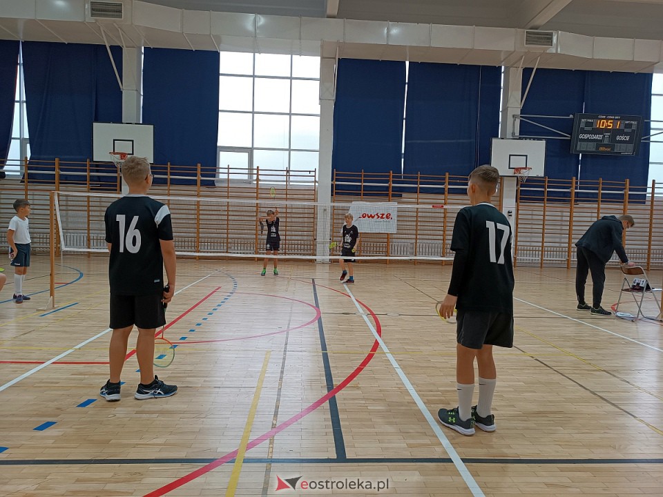Mistrzostwa Ostrołęki i Mistrzostwa Powiatu Ostrołęckiego w badmintonie [04.11.2023] - zdjęcie #13 - eOstroleka.pl