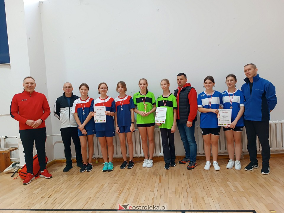 Mistrzostwa Ostrołęki i Mistrzostwa Powiatu Ostrołęckiego w badmintonie [04.11.2023] - zdjęcie #16 - eOstroleka.pl