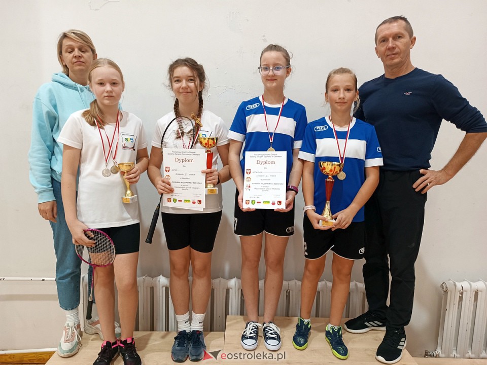 Mistrzostwa Ostrołęki i Mistrzostwa Powiatu Ostrołęckiego w badmintonie [04.11.2023] - zdjęcie #6 - eOstroleka.pl