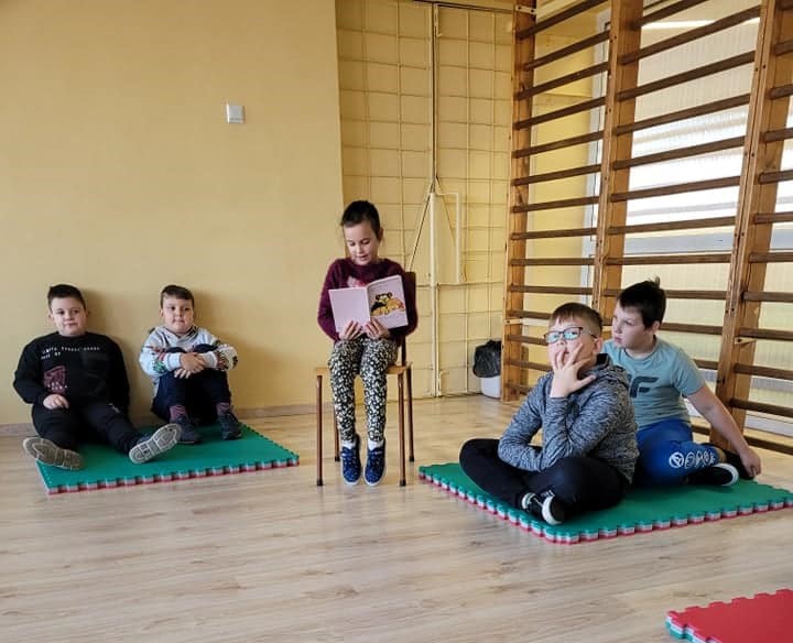 Czytająco zakręceni w Szkole Podstawowej nr 2 w Ostrołęce - zdjęcie #33 - eOstroleka.pl