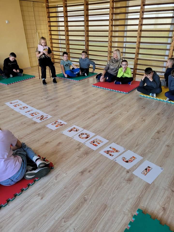 Czytająco zakręceni w Szkole Podstawowej nr 2 w Ostrołęce - zdjęcie #20 - eOstroleka.pl