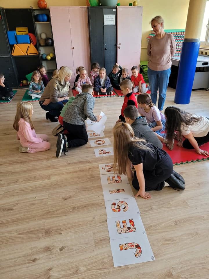 Czytająco zakręceni w Szkole Podstawowej nr 2 w Ostrołęce - zdjęcie #3 - eOstroleka.pl