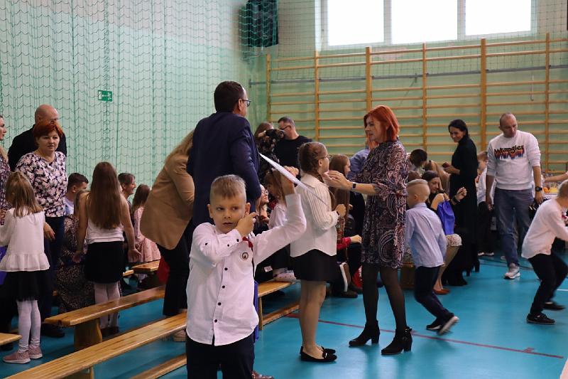 Kadzidlańskie „pierwszaki” już po pasowaniu [08.11.2023] - zdjęcie #21 - eOstroleka.pl
