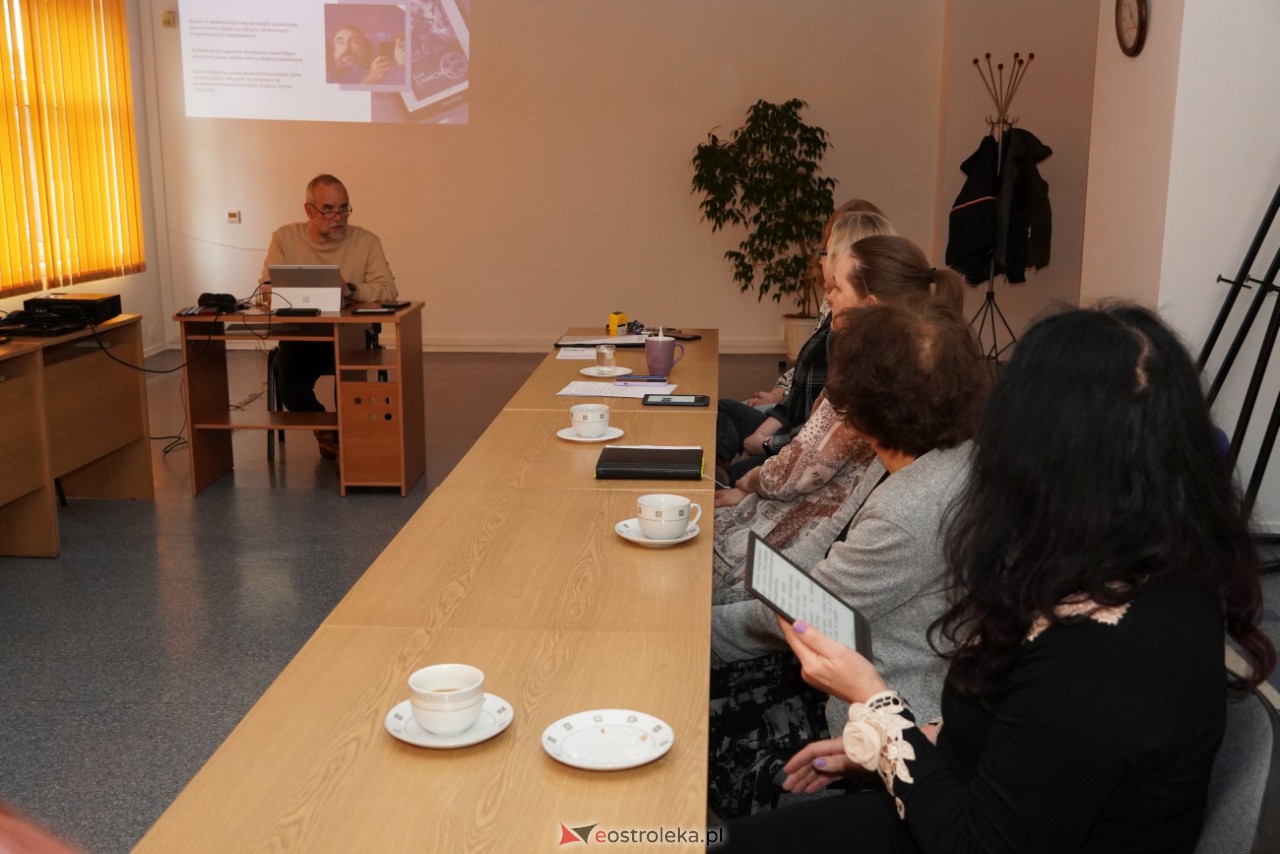 Szkolenie dla bibliotekarzy z Ostrołęki i powiatu ostrołęckiego [08.11.2023] - zdjęcie #11 - eOstroleka.pl