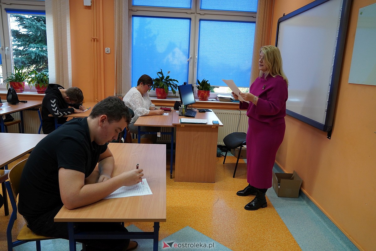 I Gminne Dyktando Niepodległościowe w Czerwinie [09.11.2023] - zdjęcie #4 - eOstroleka.pl