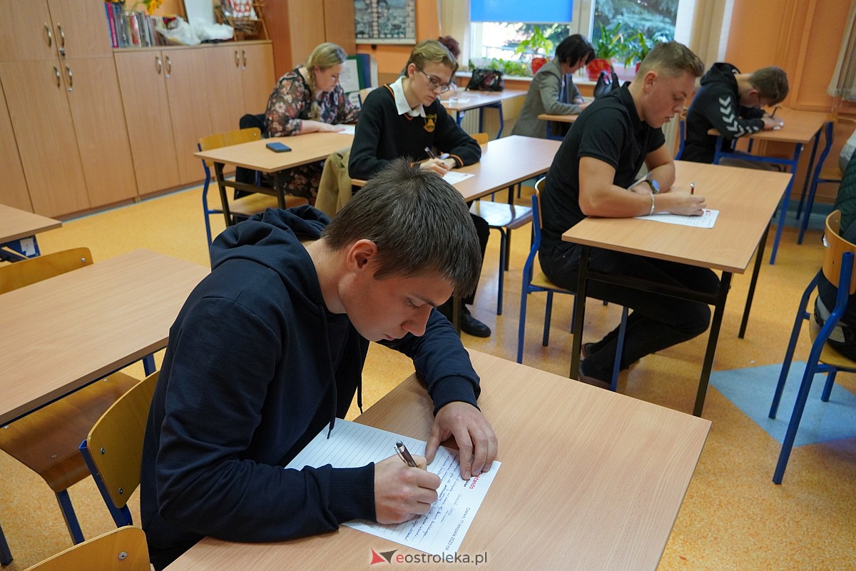 I Gminne Dyktando Niepodległościowe w Czerwinie [09.11.2023] - zdjęcie #1 - eOstroleka.pl