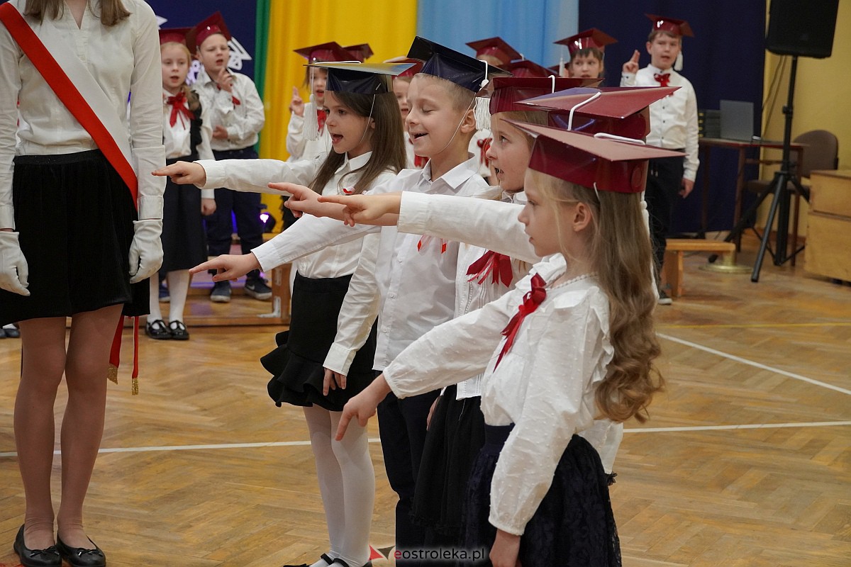 Pasowanie na ucznia w Szkole Podstawowej nr 6 im. Orła Białego w Ostrołęce [10.11.2023] - zdjęcie #42 - eOstroleka.pl