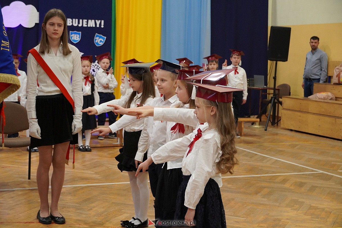 Pasowanie na ucznia w Szkole Podstawowej nr 6 im. Orła Białego w Ostrołęce [10.11.2023] - zdjęcie #41 - eOstroleka.pl