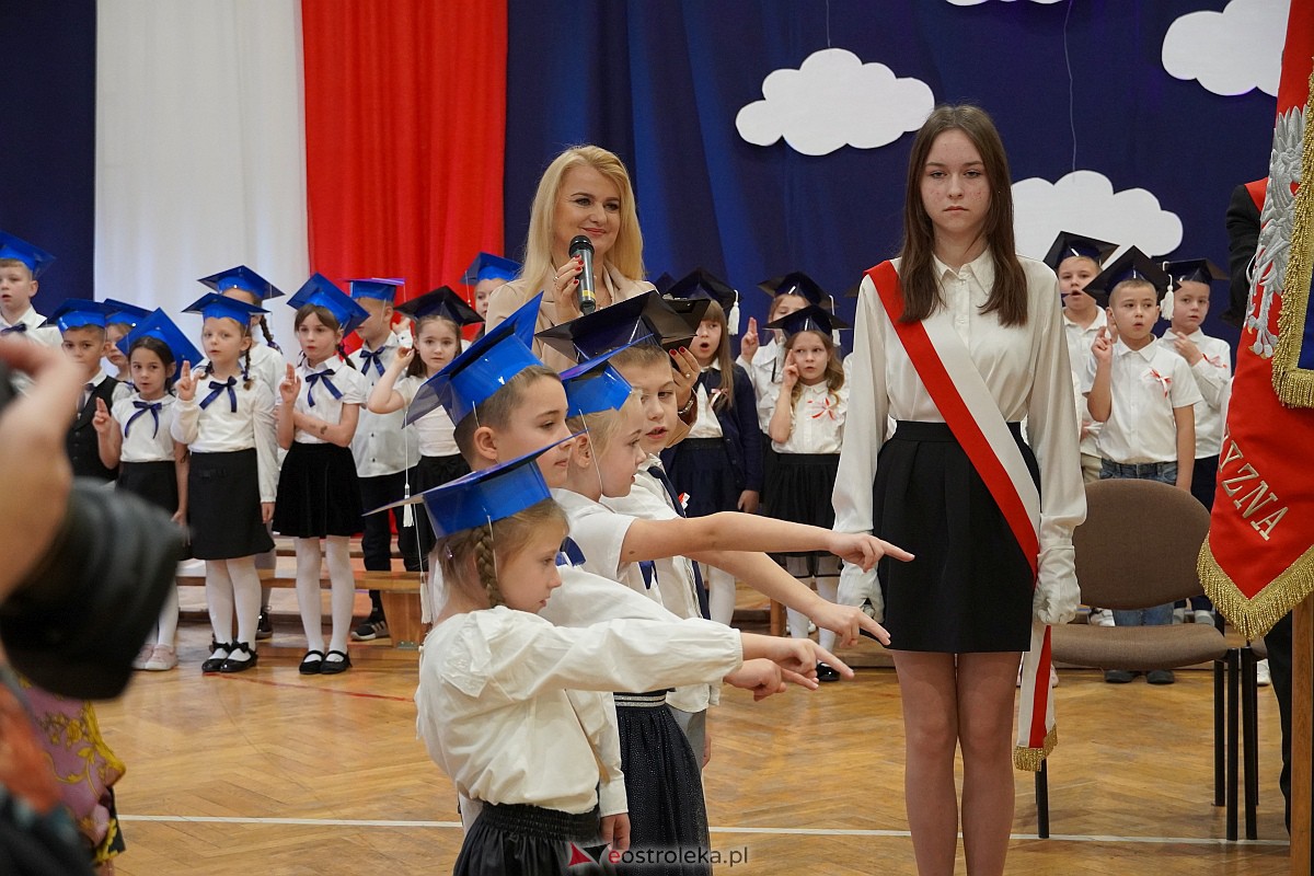 Pasowanie na ucznia w Szkole Podstawowej nr 6 im. Orła Białego w Ostrołęce [10.11.2023] - zdjęcie #40 - eOstroleka.pl