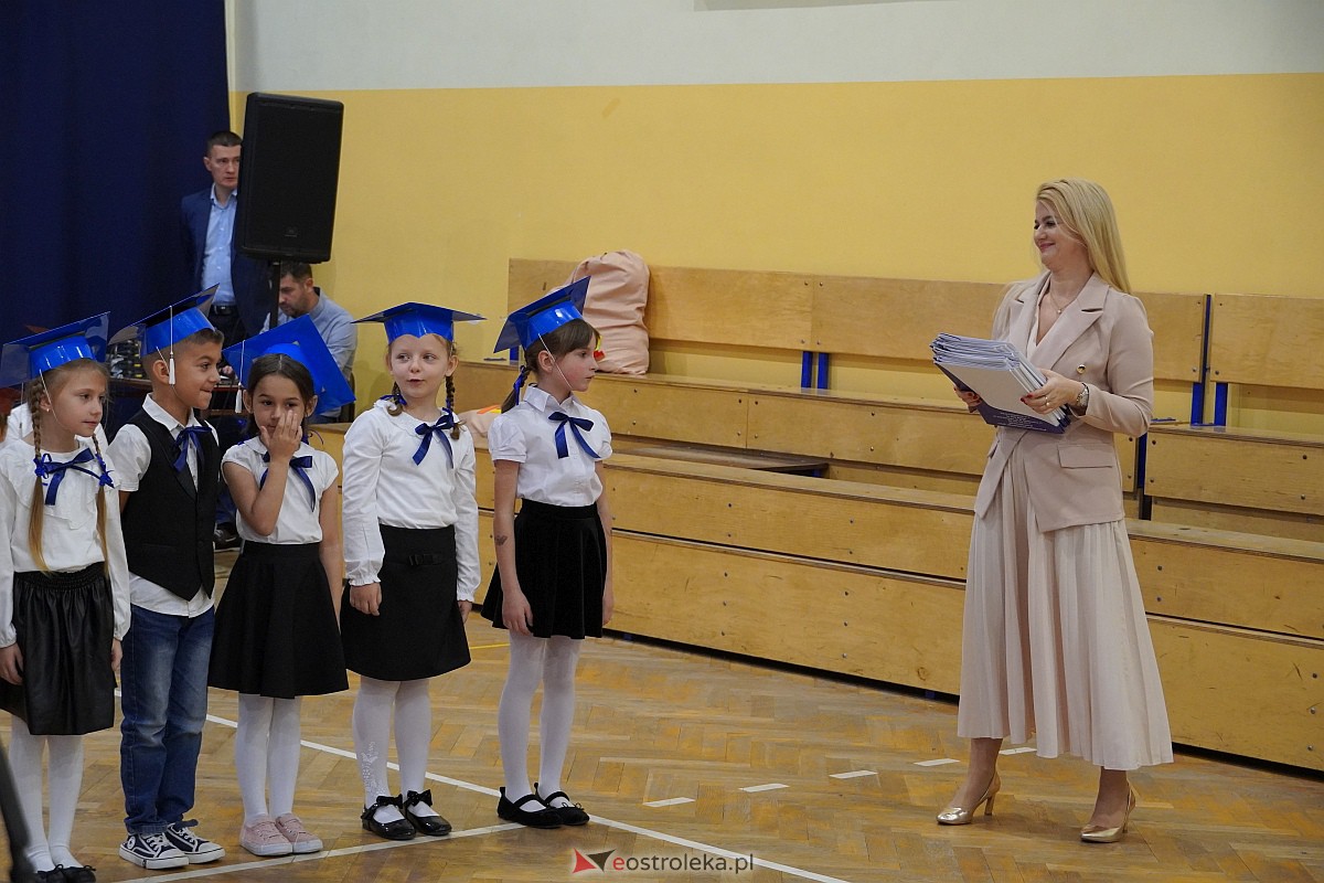 Pasowanie na ucznia w Szkole Podstawowej nr 6 im. Orła Białego w Ostrołęce [10.11.2023] - zdjęcie #38 - eOstroleka.pl