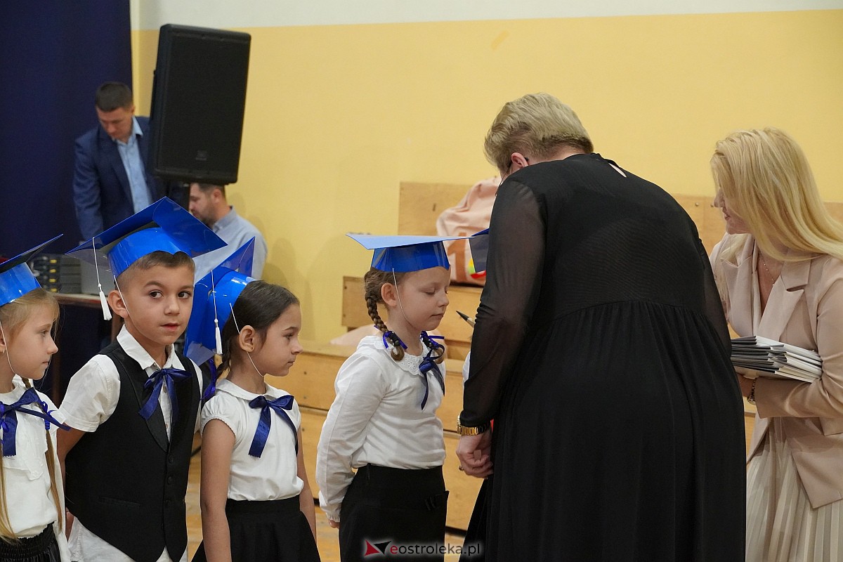 Pasowanie na ucznia w Szkole Podstawowej nr 6 im. Orła Białego w Ostrołęce [10.11.2023] - zdjęcie #34 - eOstroleka.pl