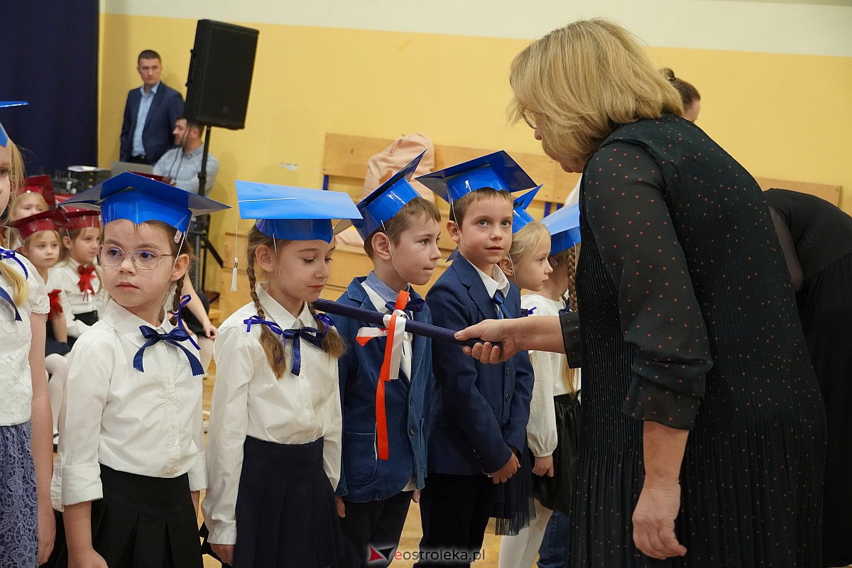 Pasowanie na ucznia w Szkole Podstawowej nr 6 im. Orła Białego w Ostrołęce [10.11.2023] - zdjęcie #32 - eOstroleka.pl