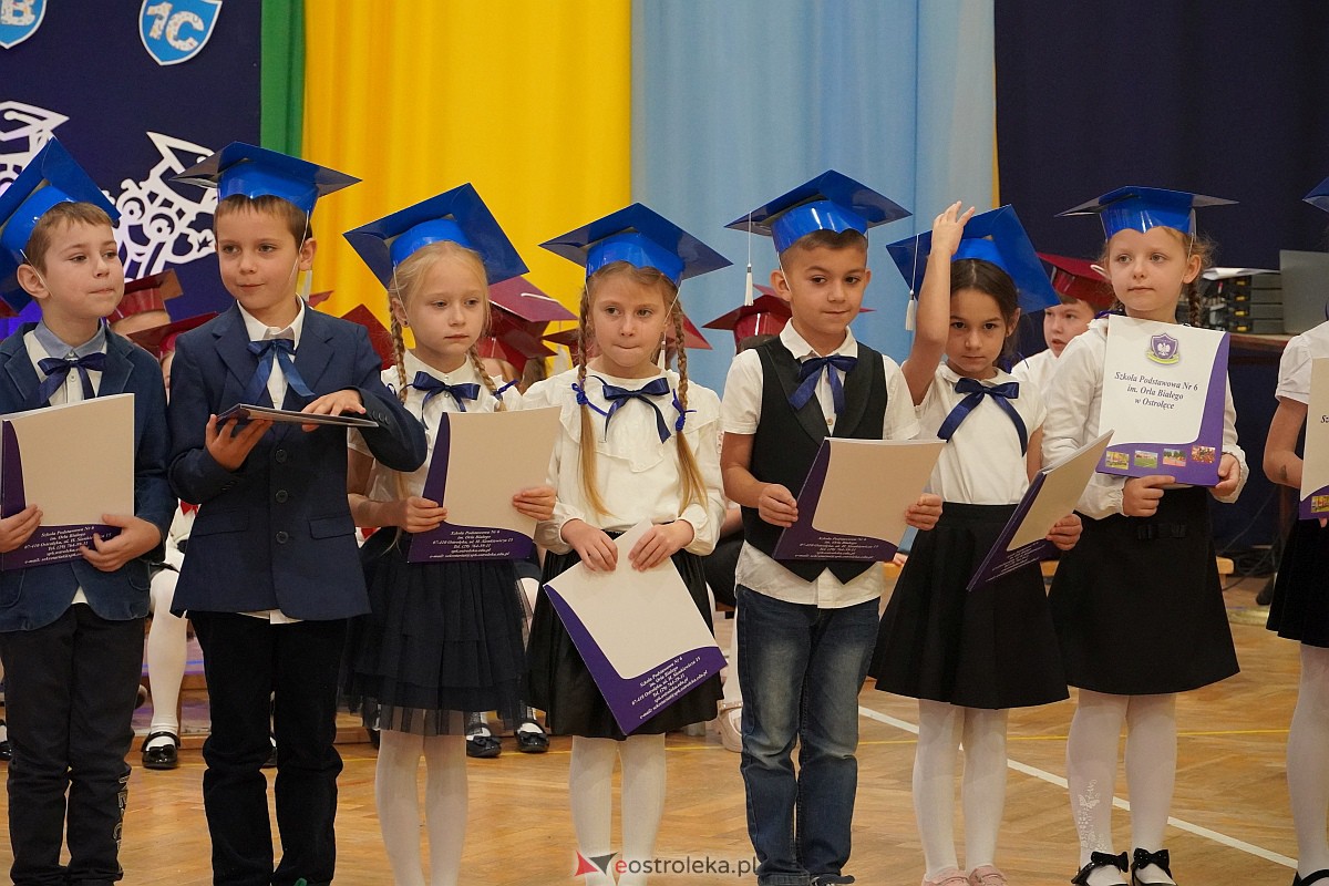 Pasowanie na ucznia w Szkole Podstawowej nr 6 im. Orła Białego w Ostrołęce [10.11.2023] - zdjęcie #22 - eOstroleka.pl