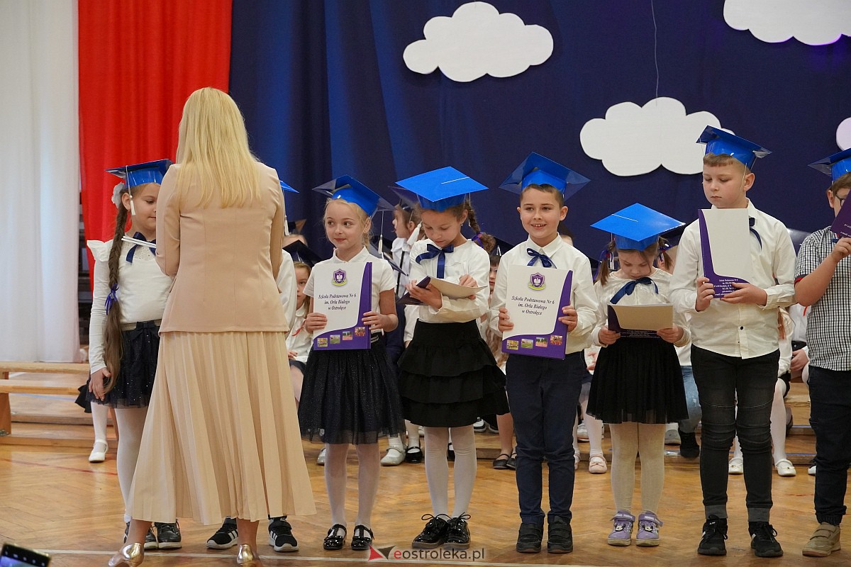Pasowanie na ucznia w Szkole Podstawowej nr 6 im. Orła Białego w Ostrołęce [10.11.2023] - zdjęcie #21 - eOstroleka.pl