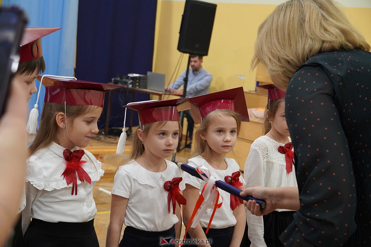 Pasowanie na ucznia w Szkole Podstawowej nr 6 im. Orła Białego w Ostrołęce [10.11.2023] - zdjęcie #12 - eOstroleka.pl