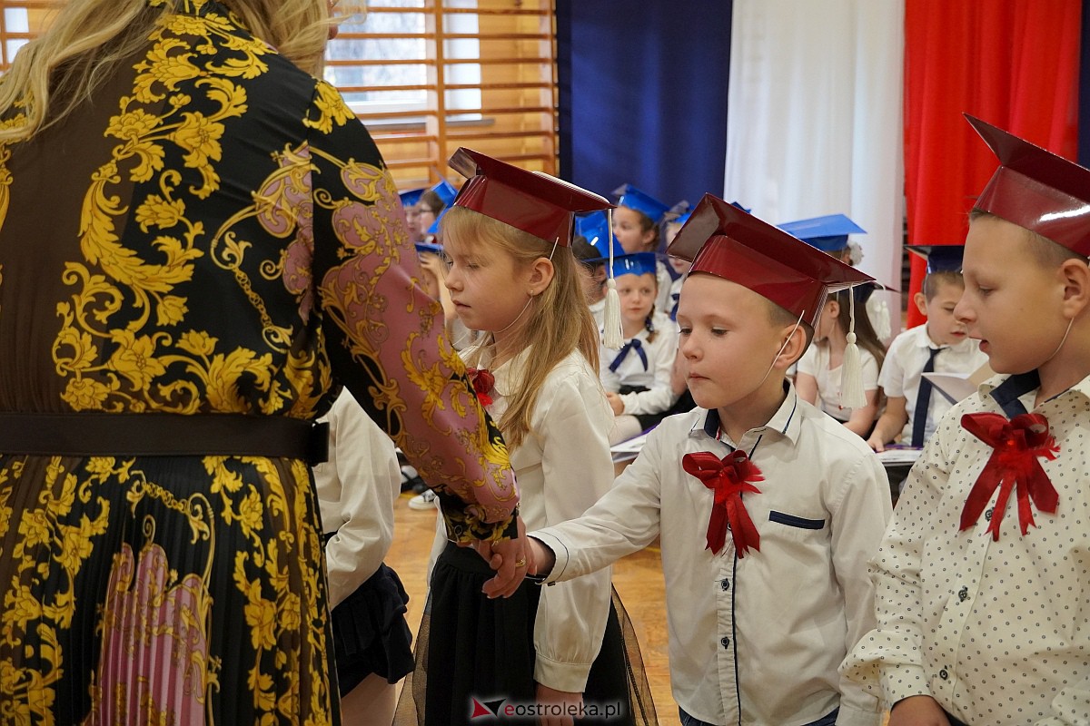 Pasowanie na ucznia w Szkole Podstawowej nr 6 im. Orła Białego w Ostrołęce [10.11.2023] - zdjęcie #10 - eOstroleka.pl