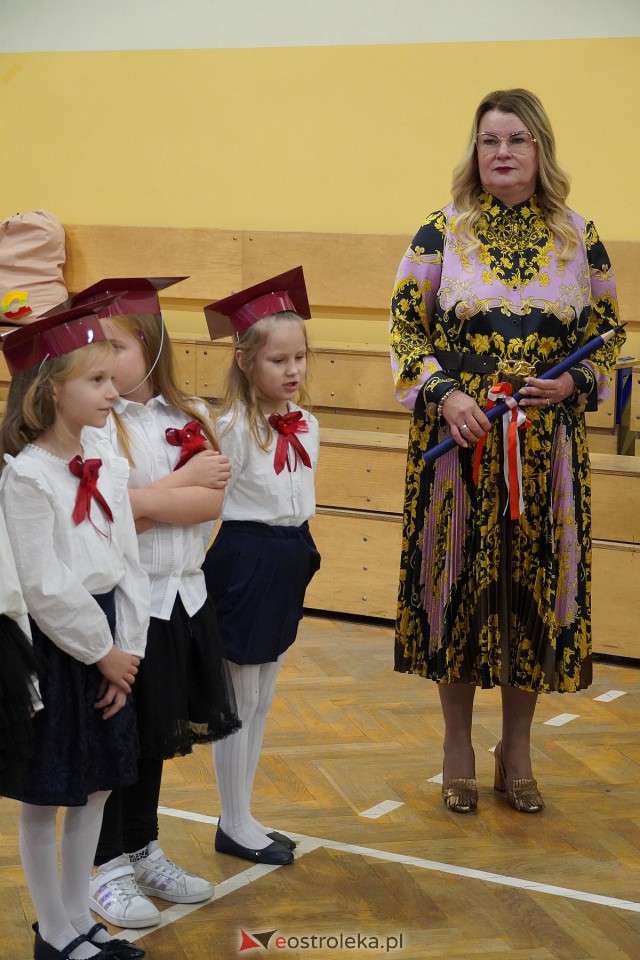 Pasowanie na ucznia w Szkole Podstawowej nr 6 im. Orła Białego w Ostrołęce [10.11.2023] - zdjęcie #9 - eOstroleka.pl