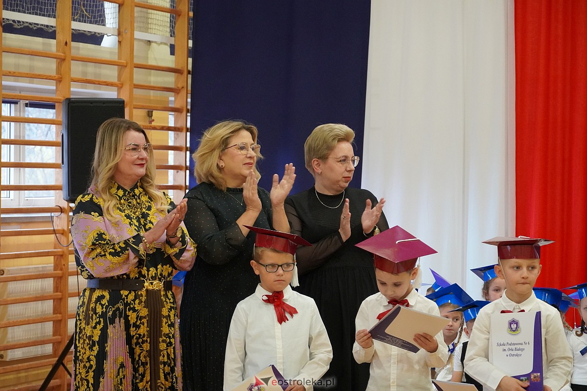 Pasowanie na ucznia w Szkole Podstawowej nr 6 im. Orła Białego w Ostrołęce [10.11.2023] - zdjęcie #7 - eOstroleka.pl