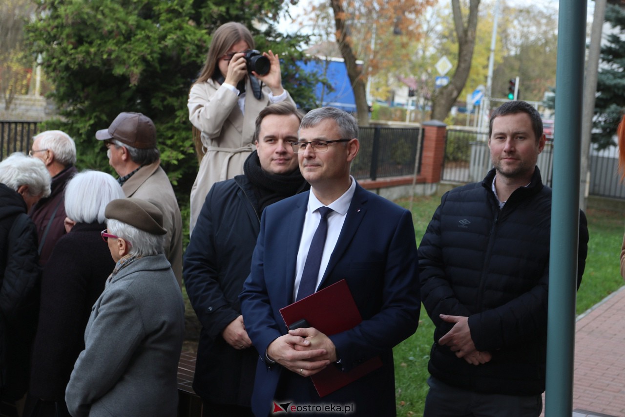 Odsłonięcie tablicy upamiętniającej prof. Jana Mieczysława Gorzyńskiego [10.11.2023] - zdjęcie #3 - eOstroleka.pl