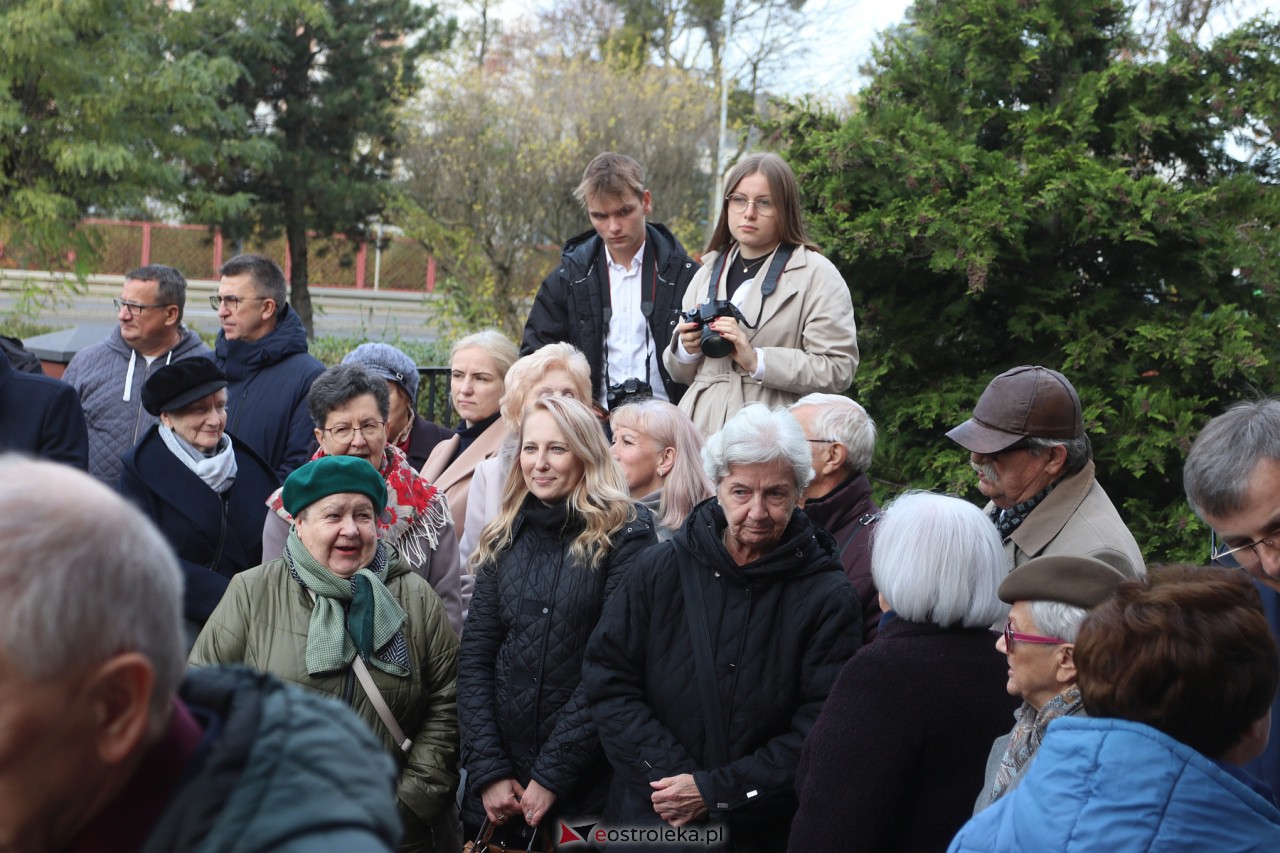 Odsłonięcie tablicy upamiętniającej prof. Jana Mieczysława Gorzyńskiego [10.11.2023] - zdjęcie #4 - eOstroleka.pl