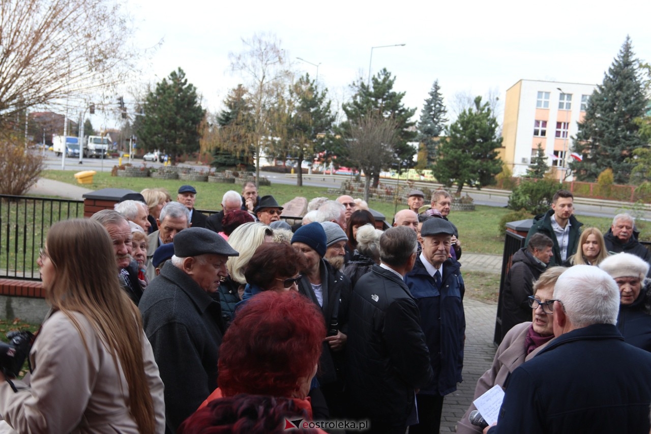 Odsłonięcie tablicy upamiętniającej prof. Jana Mieczysława Gorzyńskiego [10.11.2023] - zdjęcie #6 - eOstroleka.pl