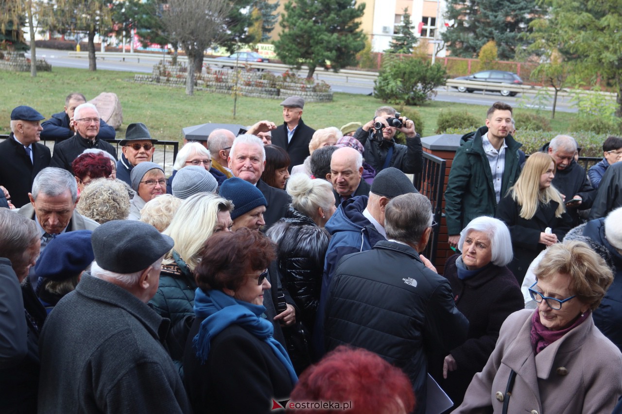 Odsłonięcie tablicy upamiętniającej prof. Jana Mieczysława Gorzyńskiego [10.11.2023] - zdjęcie #7 - eOstroleka.pl