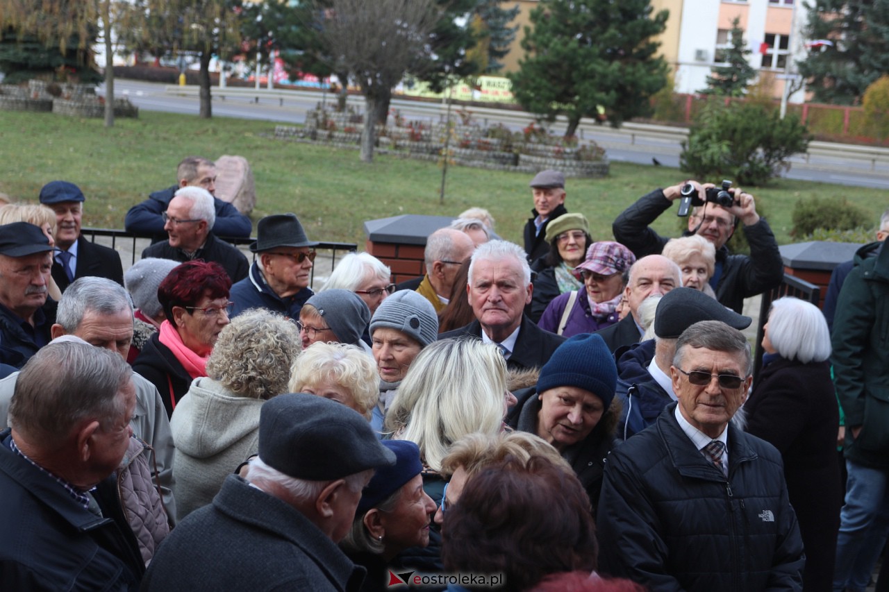 Odsłonięcie tablicy upamiętniającej prof. Jana Mieczysława Gorzyńskiego [10.11.2023] - zdjęcie #8 - eOstroleka.pl