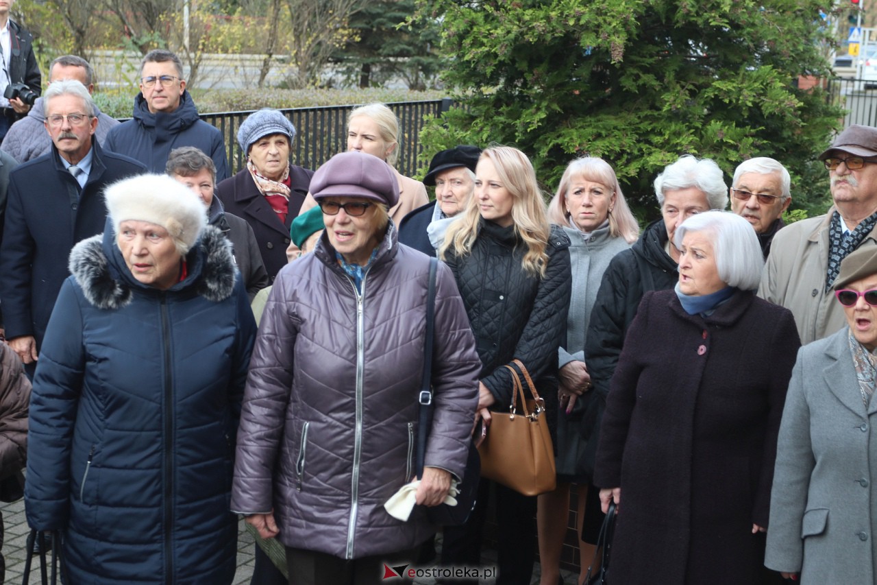 Odsłonięcie tablicy upamiętniającej prof. Jana Mieczysława Gorzyńskiego [10.11.2023] - zdjęcie #16 - eOstroleka.pl