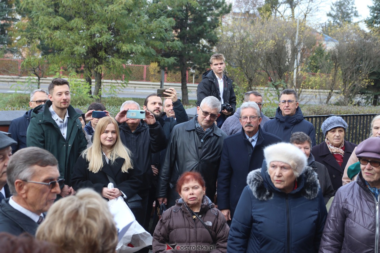 Odsłonięcie tablicy upamiętniającej prof. Jana Mieczysława Gorzyńskiego [10.11.2023] - zdjęcie #46 - eOstroleka.pl