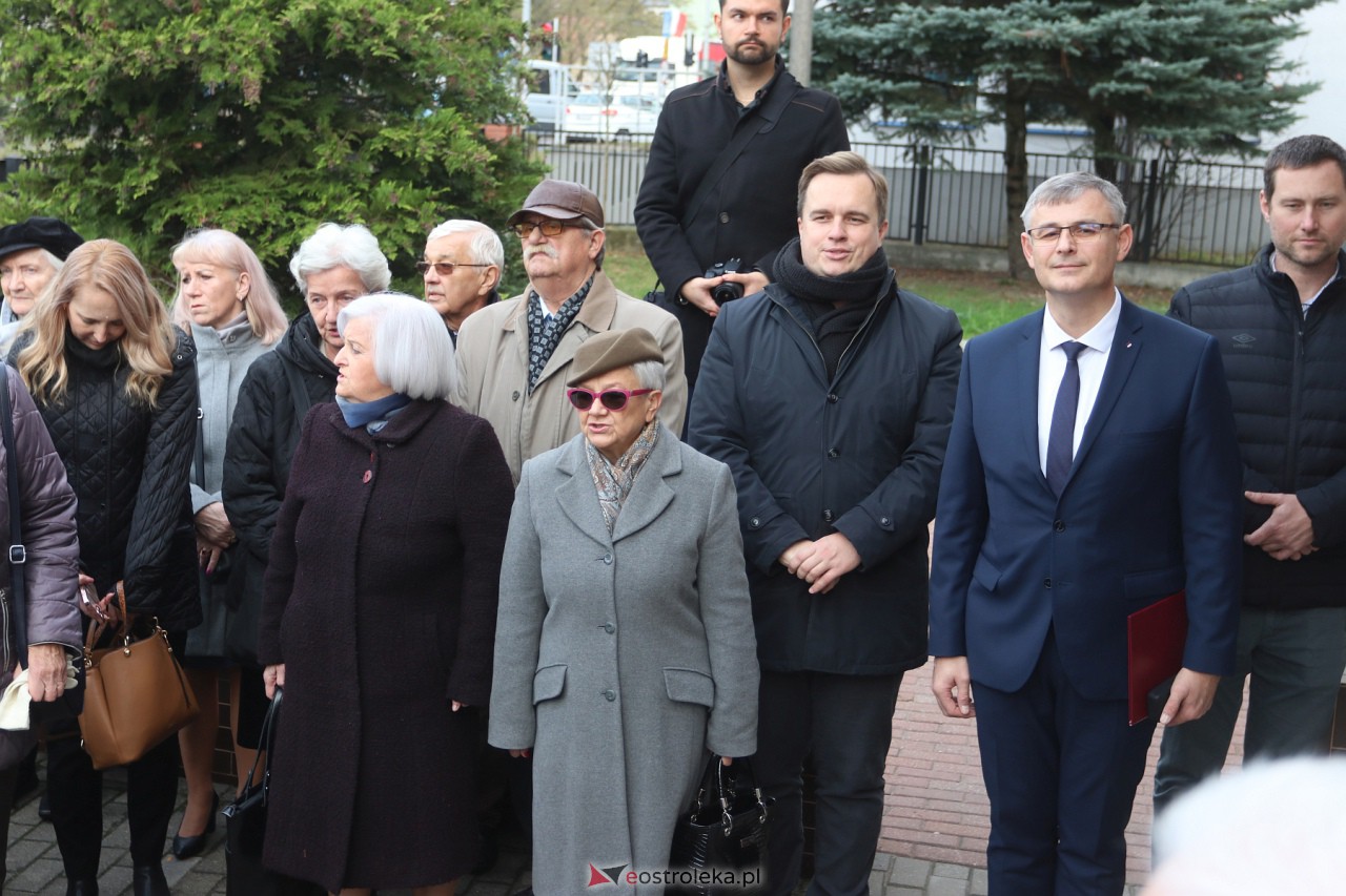 Odsłonięcie tablicy upamiętniającej prof. Jana Mieczysława Gorzyńskiego [10.11.2023] - zdjęcie #20 - eOstroleka.pl