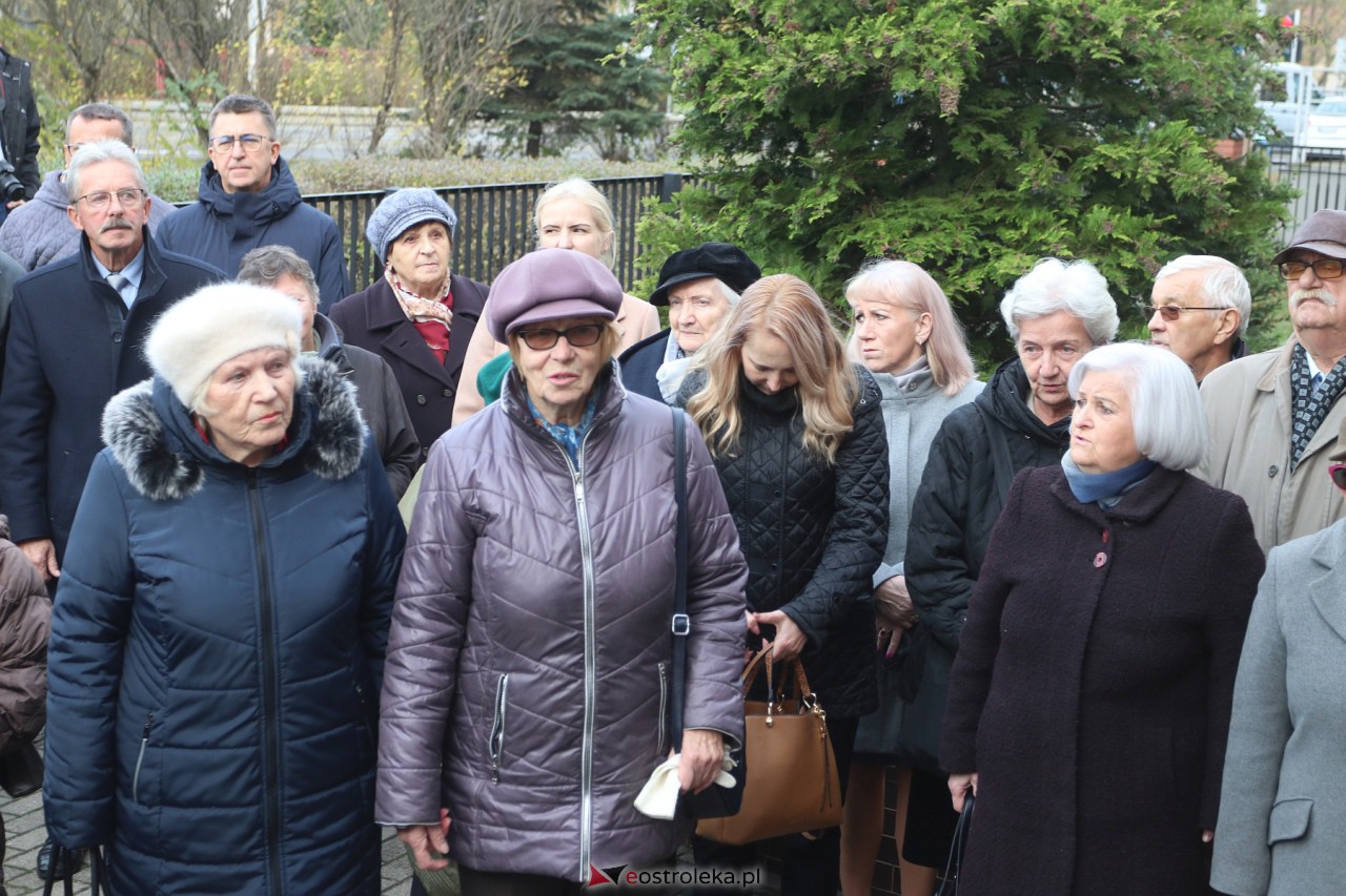 Odsłonięcie tablicy upamiętniającej prof. Jana Mieczysława Gorzyńskiego [10.11.2023] - zdjęcie #21 - eOstroleka.pl