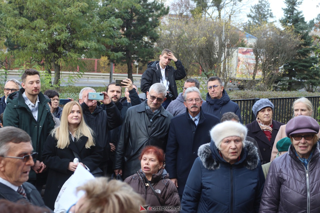 Odsłonięcie tablicy upamiętniającej prof. Jana Mieczysława Gorzyńskiego [10.11.2023] - zdjęcie #22 - eOstroleka.pl