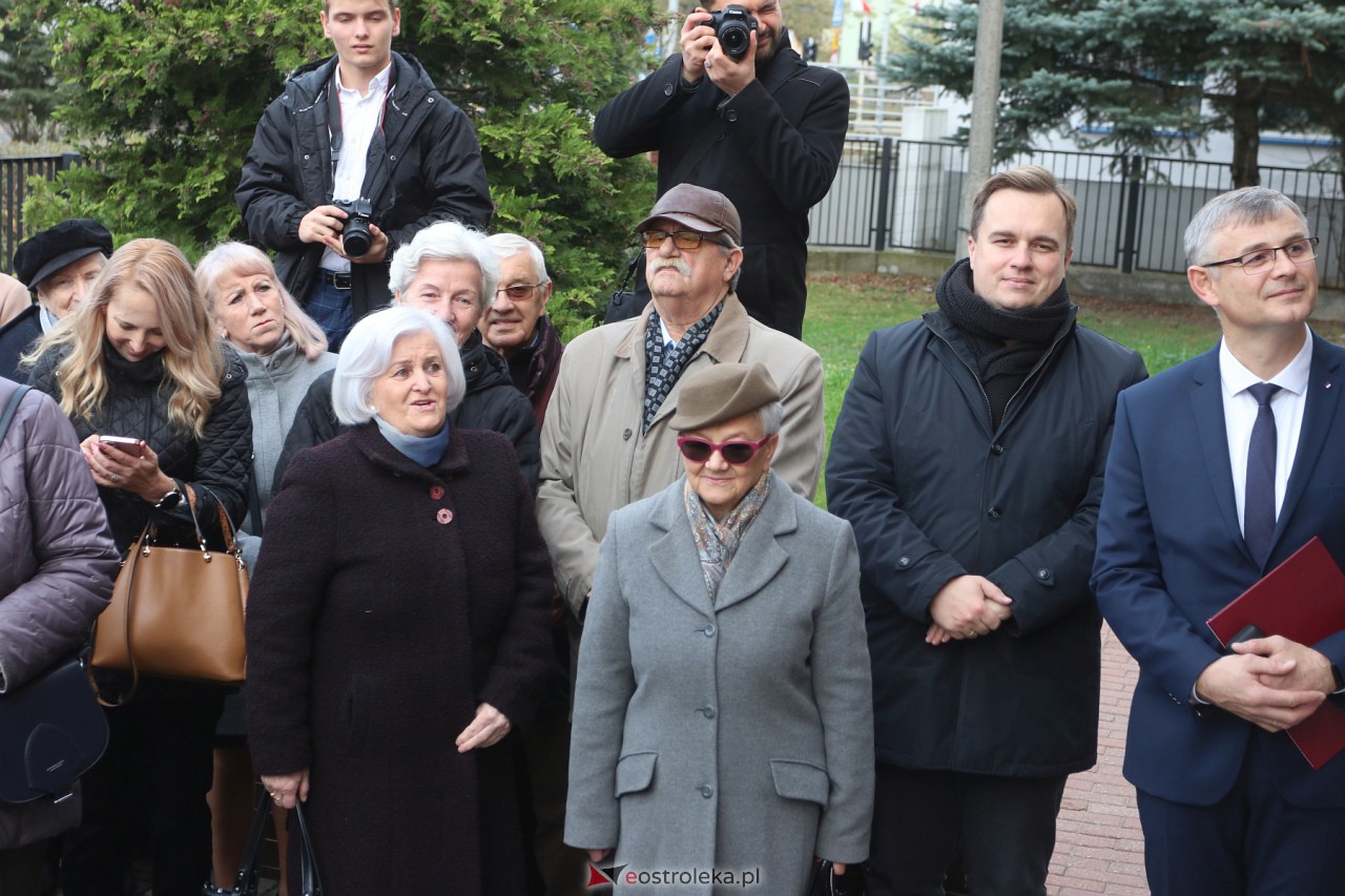 Odsłonięcie tablicy upamiętniającej prof. Jana Mieczysława Gorzyńskiego [10.11.2023] - zdjęcie #24 - eOstroleka.pl