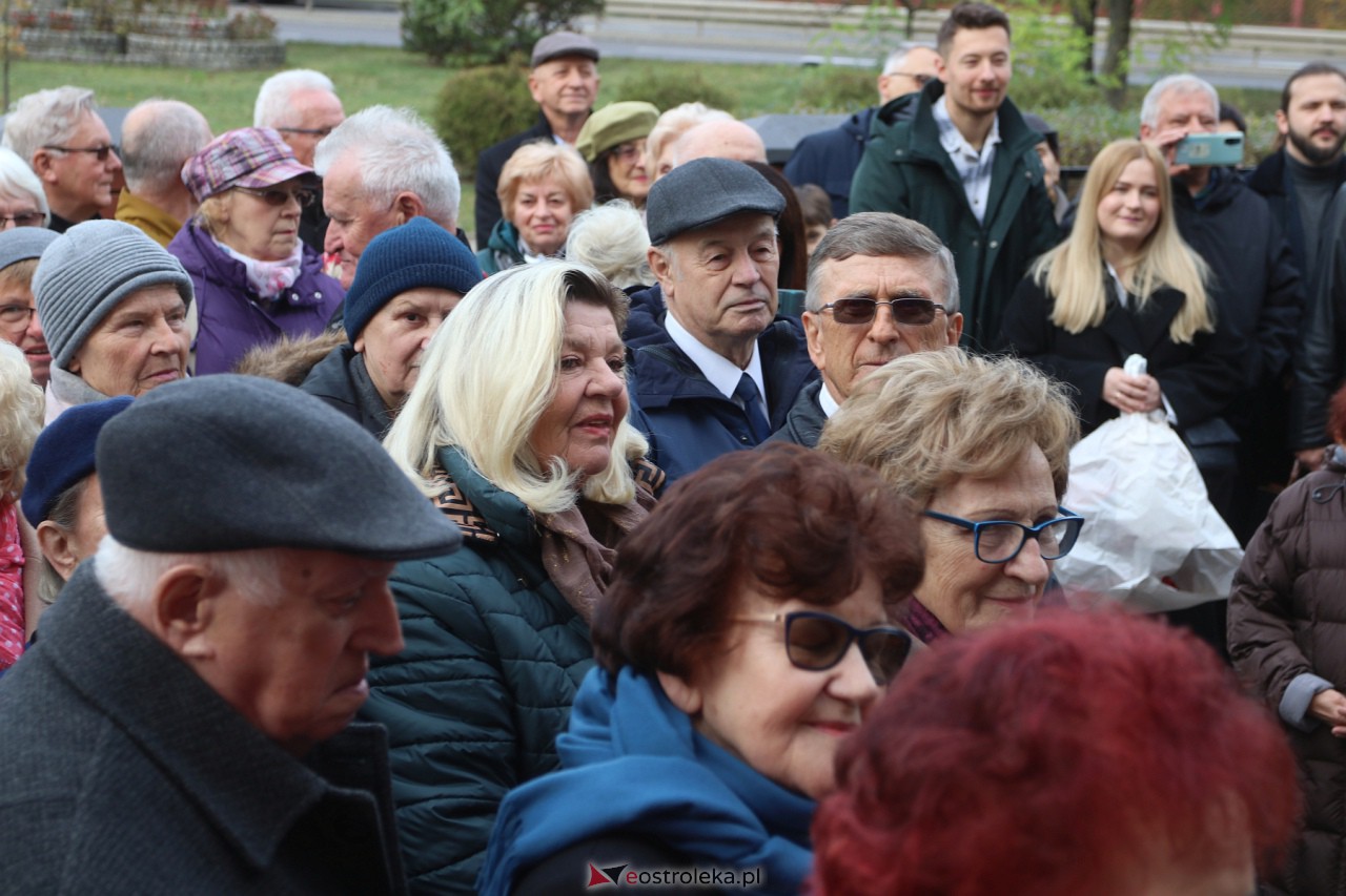 Odsłonięcie tablicy upamiętniającej prof. Jana Mieczysława Gorzyńskiego [10.11.2023] - zdjęcie #25 - eOstroleka.pl