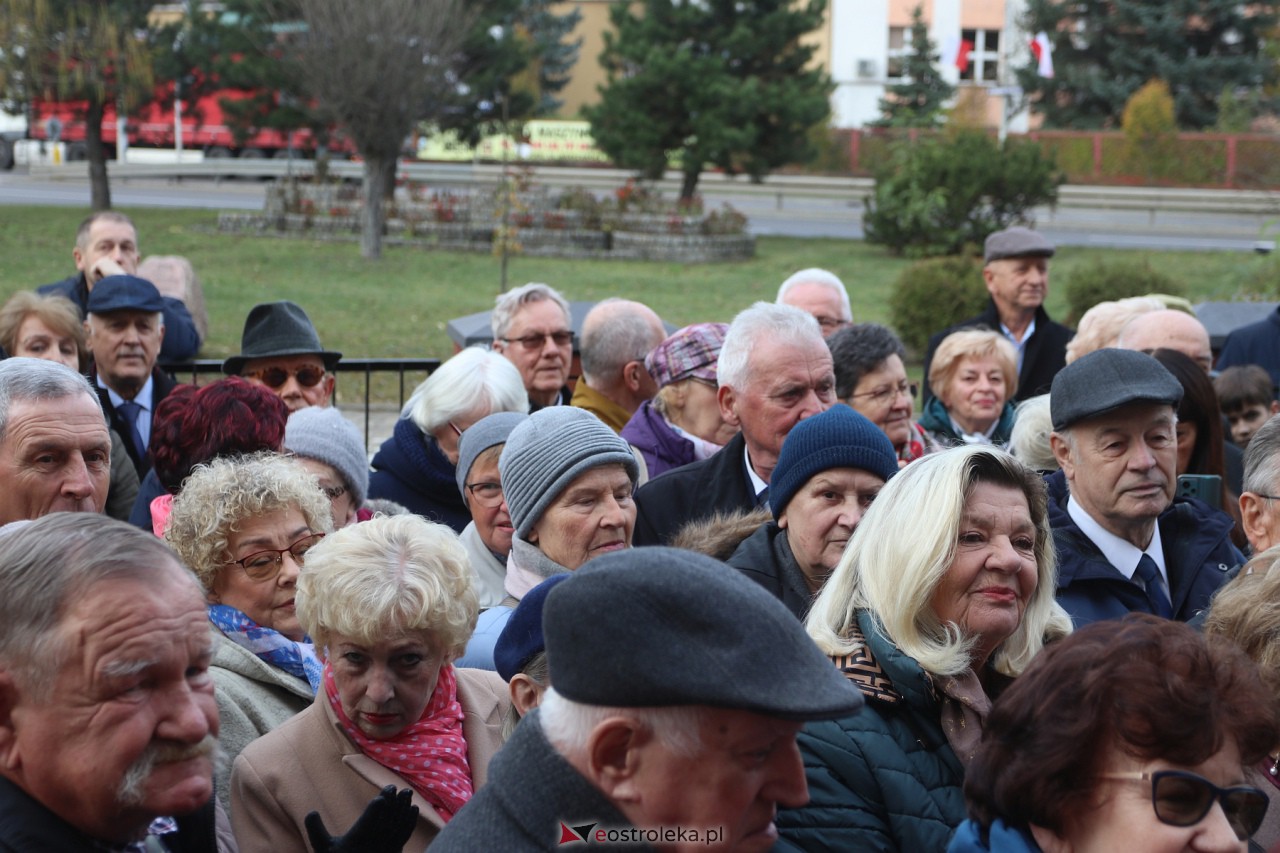 Odsłonięcie tablicy upamiętniającej prof. Jana Mieczysława Gorzyńskiego [10.11.2023] - zdjęcie #26 - eOstroleka.pl