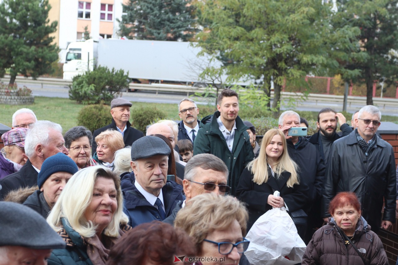 Odsłonięcie tablicy upamiętniającej prof. Jana Mieczysława Gorzyńskiego [10.11.2023] - zdjęcie #27 - eOstroleka.pl