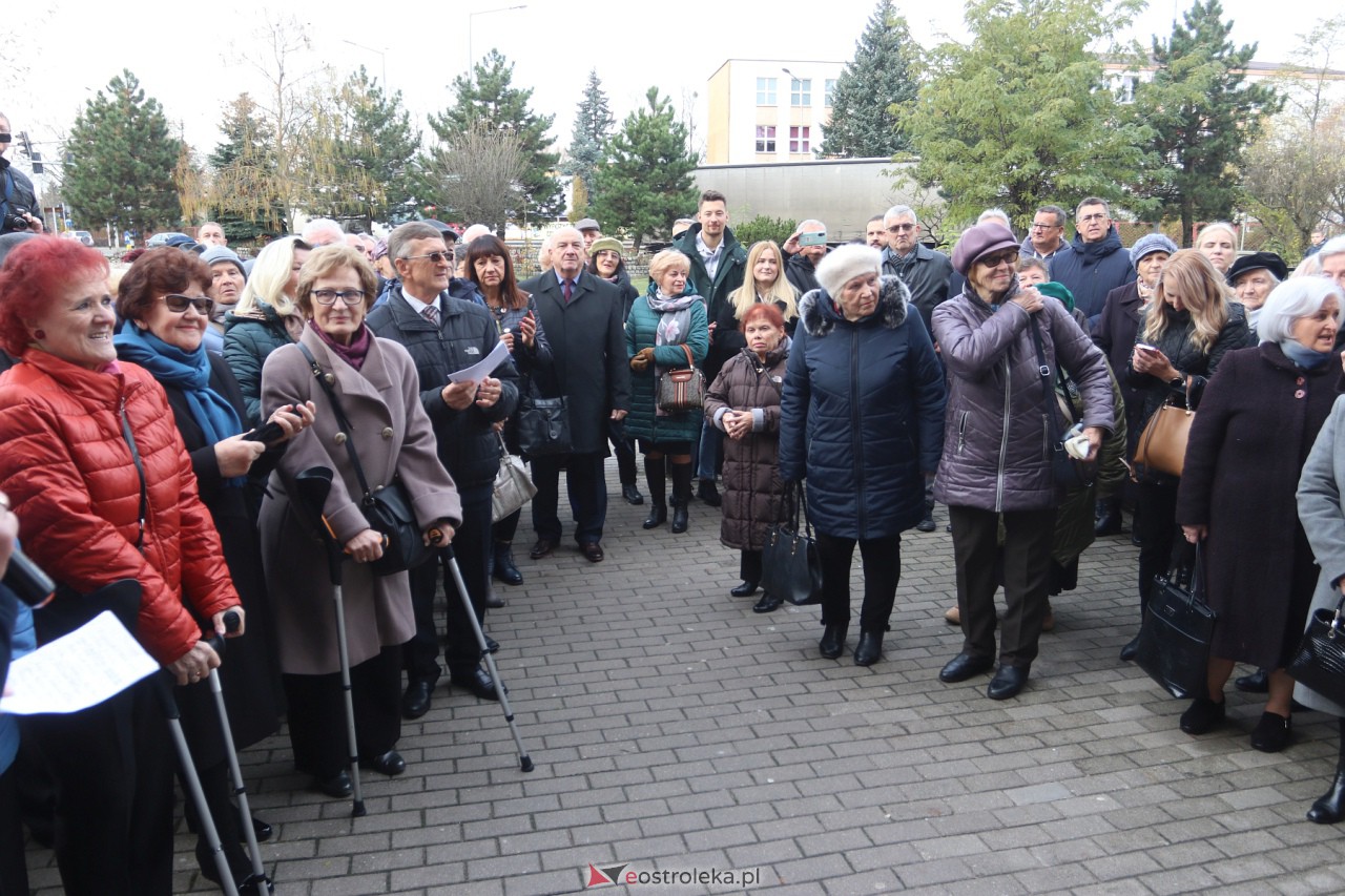 Odsłonięcie tablicy upamiętniającej prof. Jana Mieczysława Gorzyńskiego [10.11.2023] - zdjęcie #29 - eOstroleka.pl