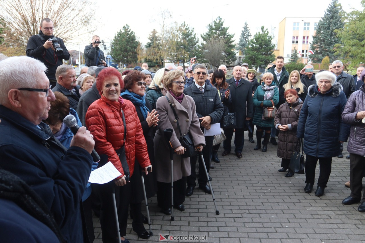 Odsłonięcie tablicy upamiętniającej prof. Jana Mieczysława Gorzyńskiego [10.11.2023] - zdjęcie #30 - eOstroleka.pl