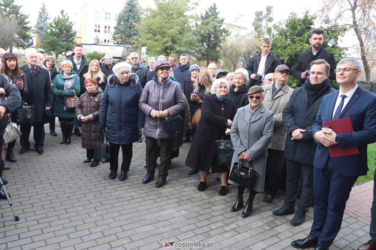 Odsłonięcie tablicy upamiętniającej prof. Jana Mieczysława Gorzyńskiego [10.11.2023] - zdjęcie #31 - eOstroleka.pl