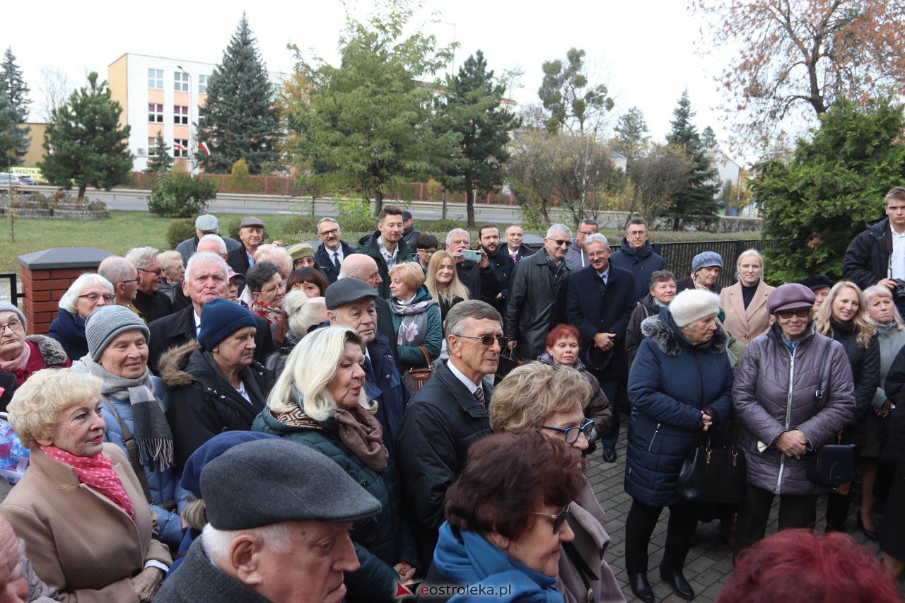 Odsłonięcie tablicy upamiętniającej prof. Jana Mieczysława Gorzyńskiego [10.11.2023] - zdjęcie #32 - eOstroleka.pl