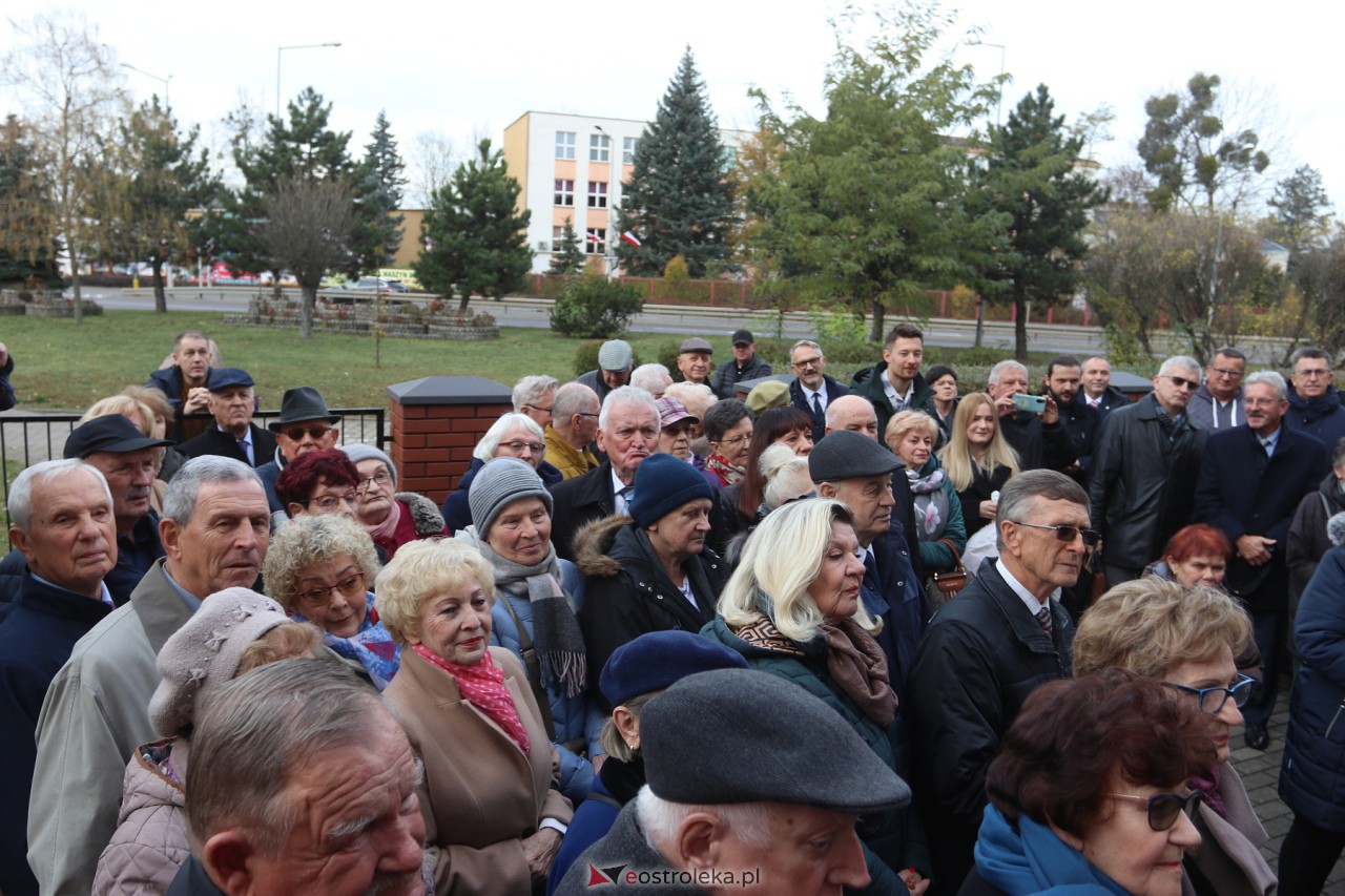 Odsłonięcie tablicy upamiętniającej prof. Jana Mieczysława Gorzyńskiego [10.11.2023] - zdjęcie #33 - eOstroleka.pl