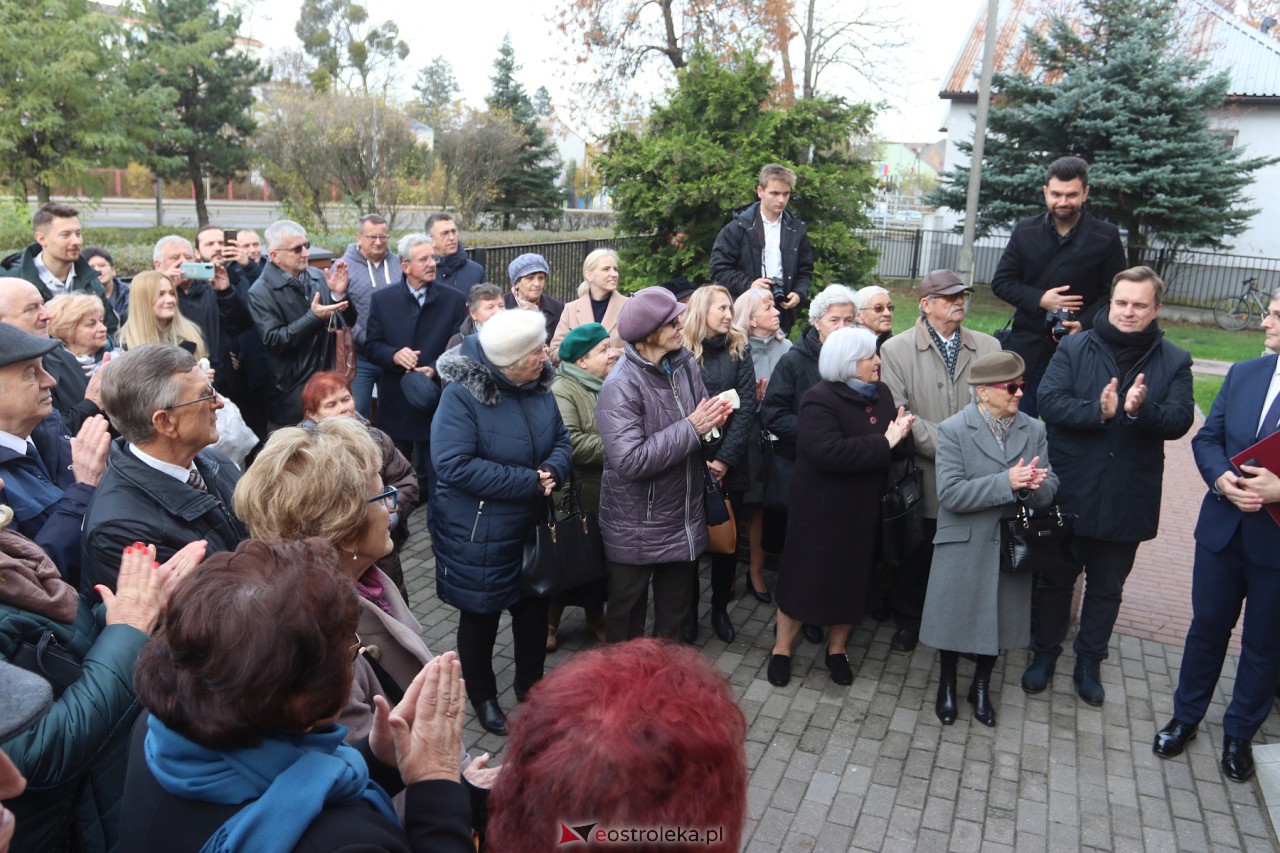 Odsłonięcie tablicy upamiętniającej prof. Jana Mieczysława Gorzyńskiego [10.11.2023] - zdjęcie #34 - eOstroleka.pl