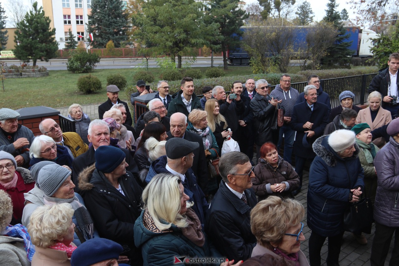 Odsłonięcie tablicy upamiętniającej prof. Jana Mieczysława Gorzyńskiego [10.11.2023] - zdjęcie #35 - eOstroleka.pl