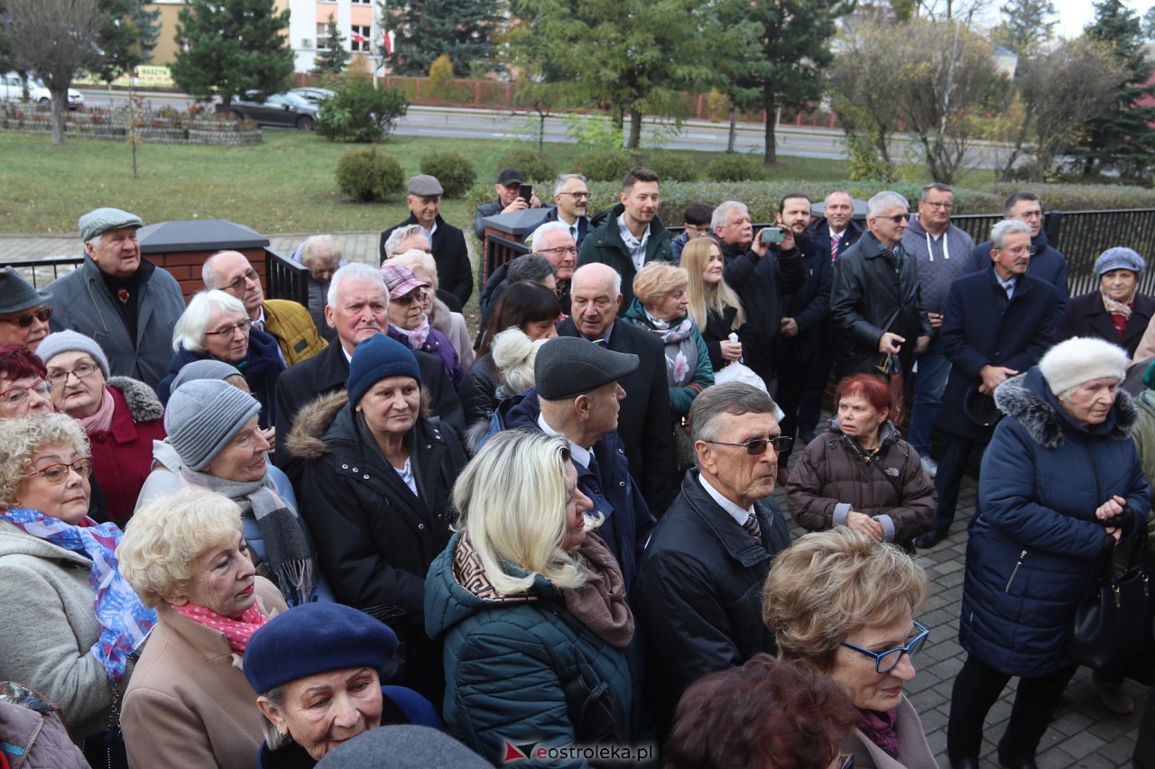 Odsłonięcie tablicy upamiętniającej prof. Jana Mieczysława Gorzyńskiego [10.11.2023] - zdjęcie #36 - eOstroleka.pl