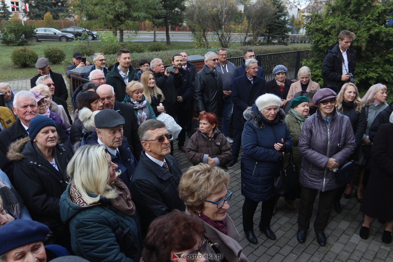 Odsłonięcie tablicy upamiętniającej prof. Jana Mieczysława Gorzyńskiego [10.11.2023] - zdjęcie #37 - eOstroleka.pl