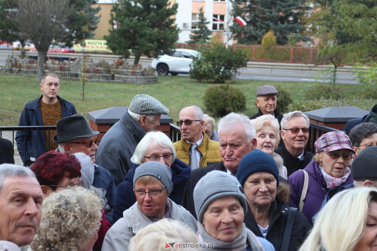 Odsłonięcie tablicy upamiętniającej prof. Jana Mieczysława Gorzyńskiego [10.11.2023] - zdjęcie #41 - eOstroleka.pl